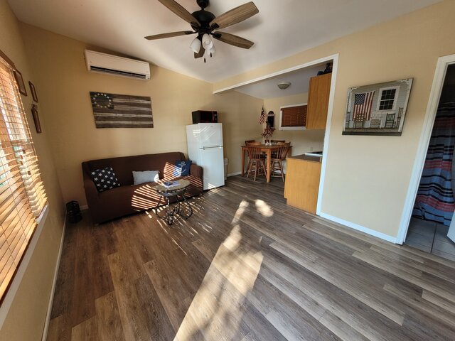 Image 3 for 04) Unit 4 (2 bedroom, 2 queen)