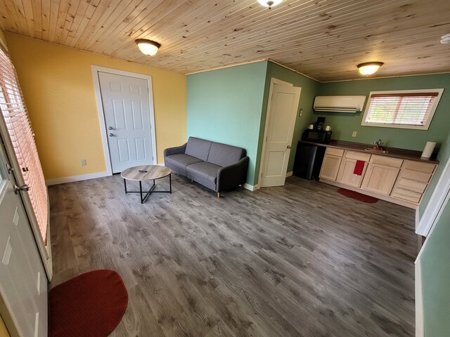 Image 3 for 12) Unit 12 (2 bedroom, 2 queen beds)