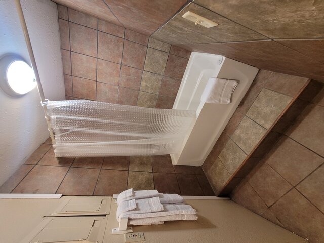 Image 10 for 05) Unit 5 (1 Bedroom, 1 queen, 2 twin beds)