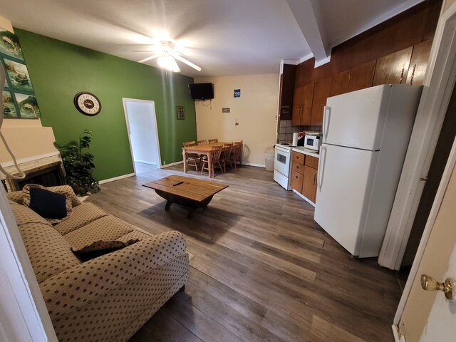 Image 3 for 05) Unit 5 (1 Bedroom, 1 queen, 2 twin beds)