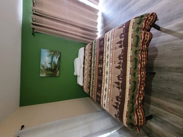 Image 8 for 05) Unit 5 (1 Bedroom, 1 queen, 2 twin beds)