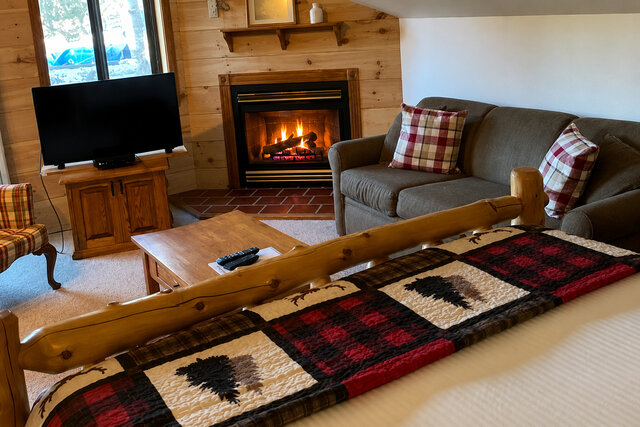 Image 7 for 7-207) "The Chalet"