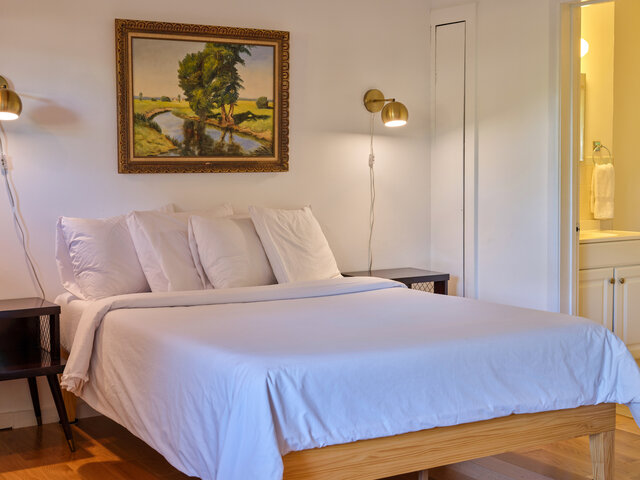 Image 2 for Carriage House Queen