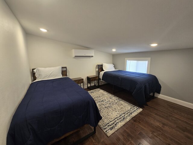 Image 22 for #114 College Street