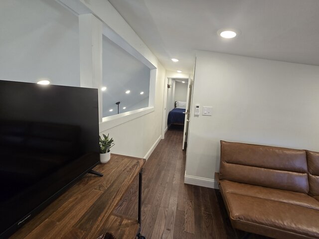 Image 24 for #114 College Street