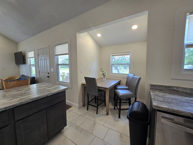 Image 12 for #114 College Street