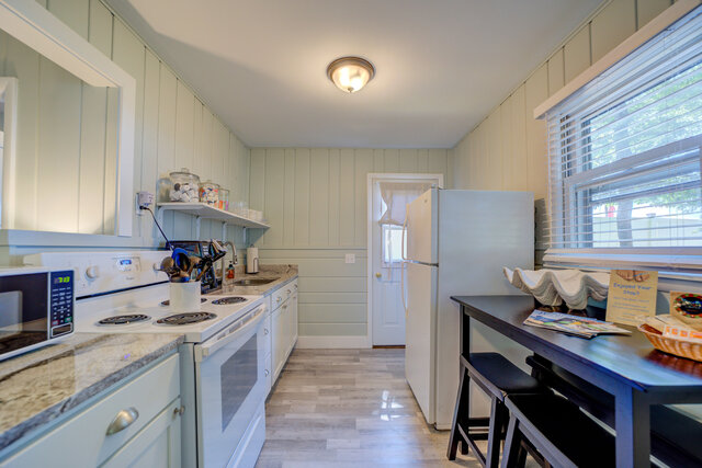 Image 11 for Scenic Drive Resort - Comfort Cottage