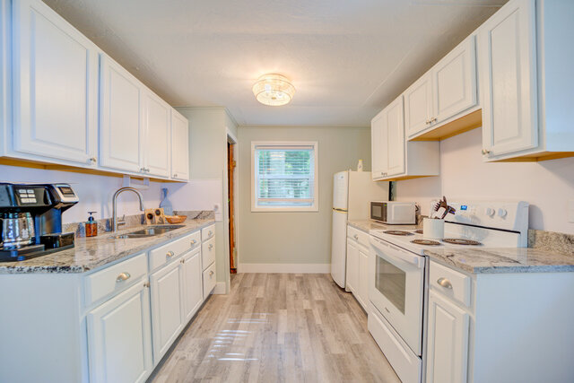 Image 11 for Scenic Drive Resort - Deluxe Cottage