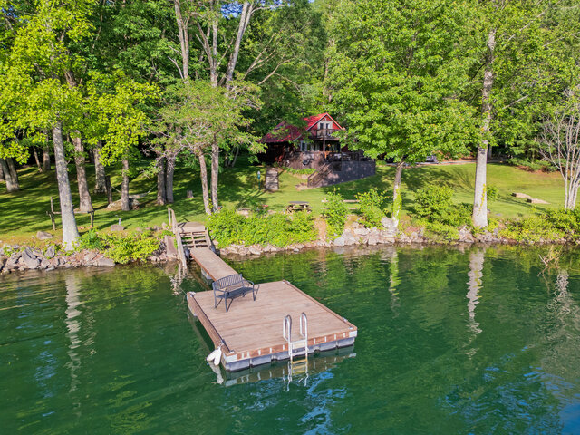 Waters Edge Cabin rental with private dock