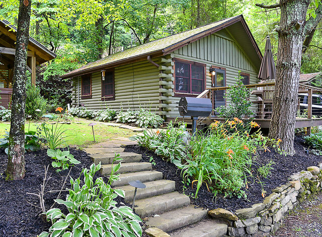 Nantahala Cozy Cabin Rental Exterior Entrance