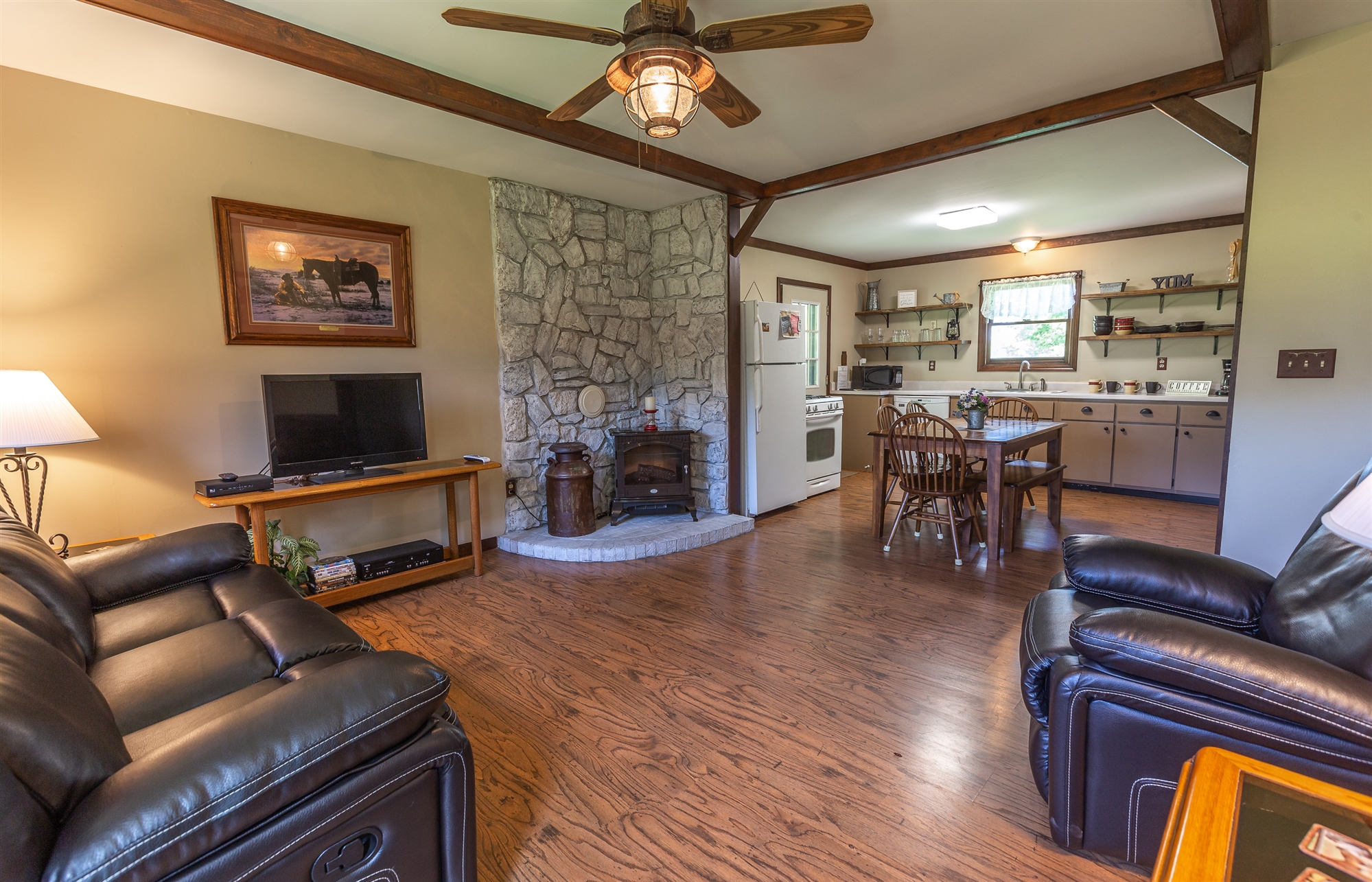 Kick'n K Farmhouse and Arena in Steelville, Missouri Country Cabin