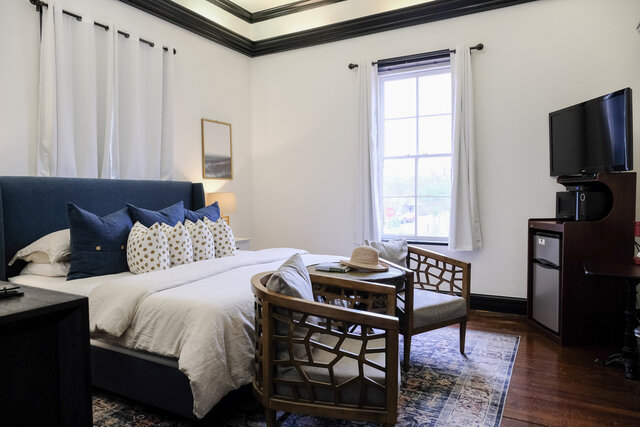Image 3 for 01) Admiral Suite