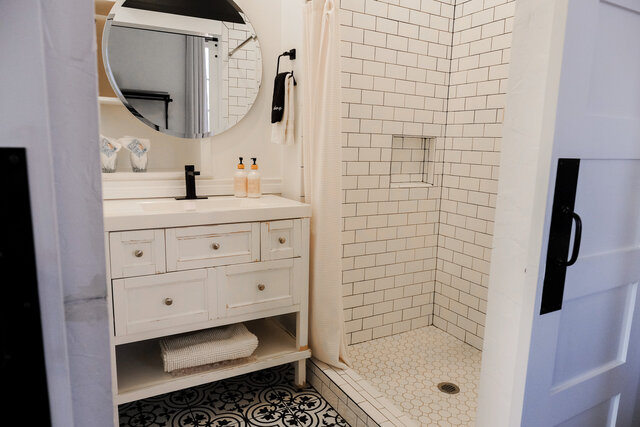 Image 4 for 06) Tuscan Suite