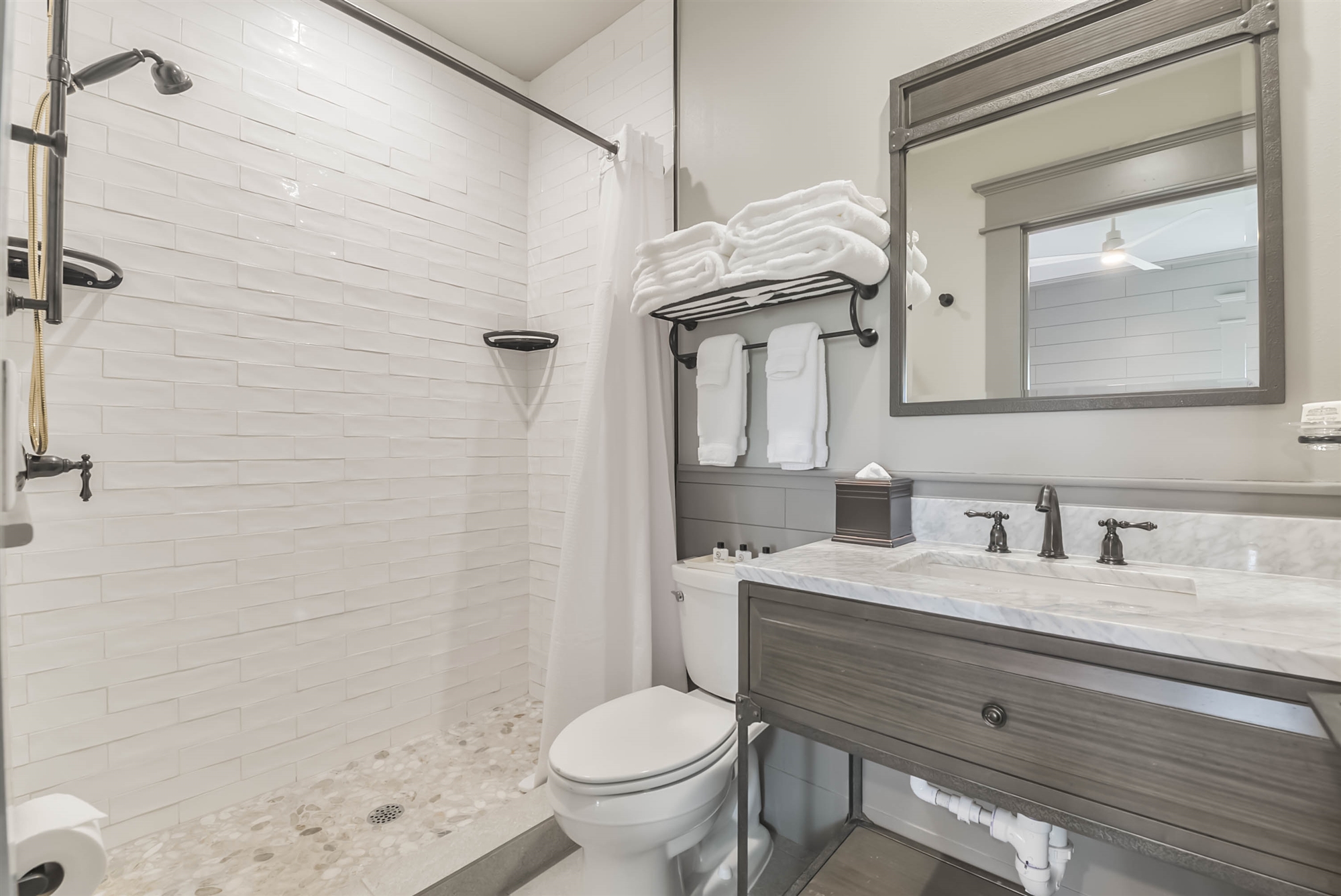 Harborwalk Lodge in Hitchcock, TX West Bay