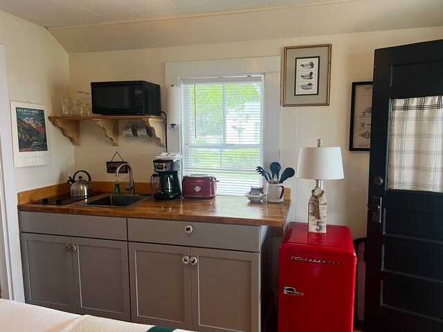 Image 7 for #05 PETUNIA (Studio)