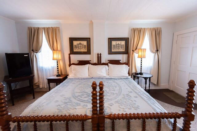 Image 3 for 1) Bechtler (Deluxe King)