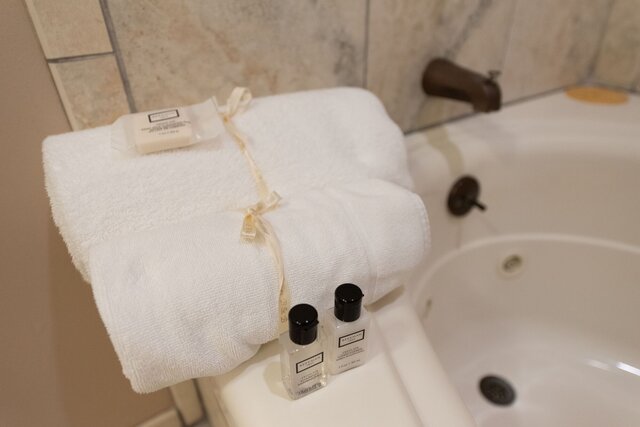 Image 8 for 1) Bechtler (Deluxe King)