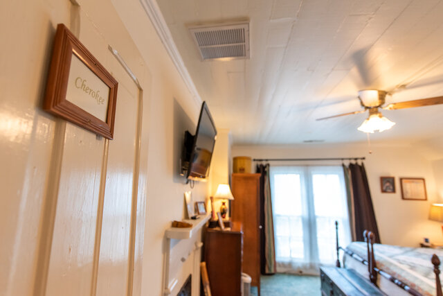 Image 1 for 8) Cherokee (Standard King)