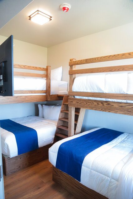 Image 2 for 410) Double Queen Suite