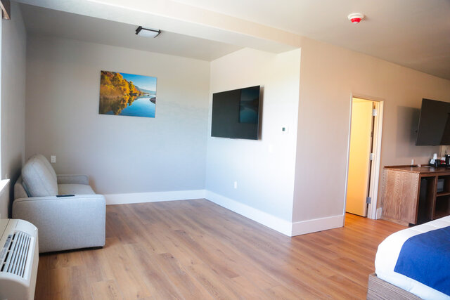 Image 1 for 206) Double Queen Suite