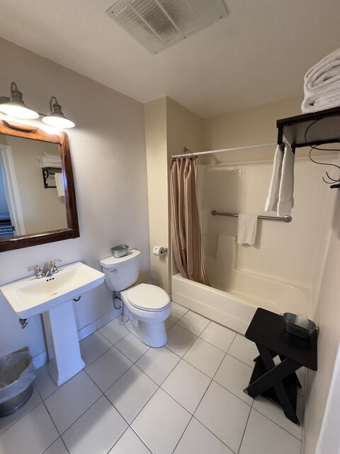 Image 3 for Sleeps 6 - (2) Queen beds + queen sofa-couch