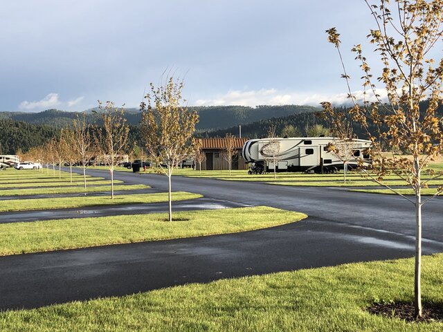 Image 1 for MONTANA BASECAMP 50/30/20 FULL HOOKUP