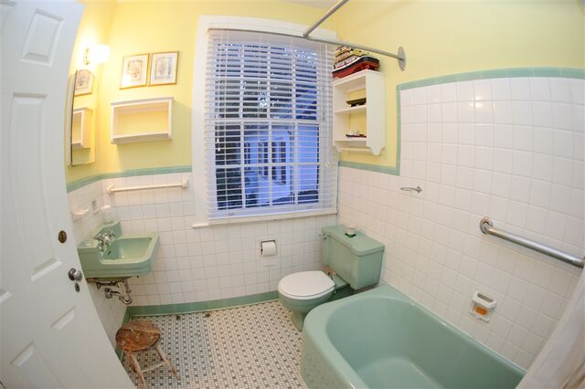 Image 5 for Yellow Room