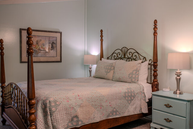 Image 2 for A6 Carousel Room-Qn w/ Sofa Sleeper - NO PETS