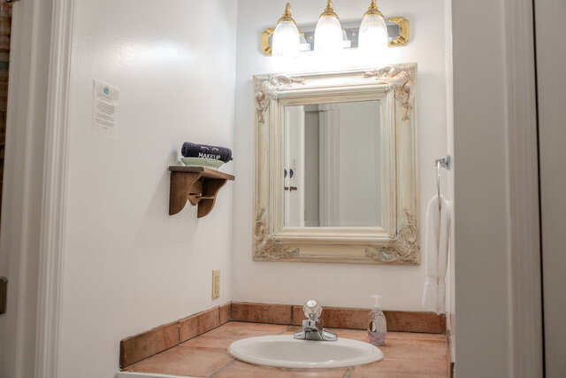 Image 6 for B2 McKinley Edwards Room-Pet Friendly