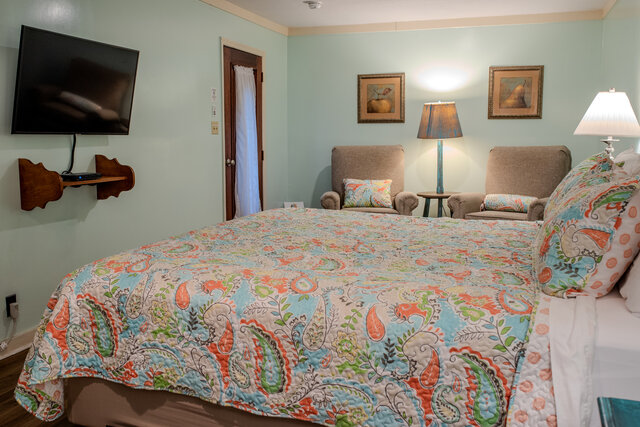 Image 1 for B2 McKinley Edwards Room-Pet Friendly