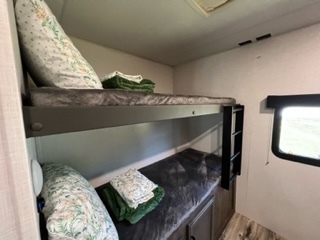 Image 11 for Mountain Laurel -34 ft Ventura Sporttrek  Bunkhous