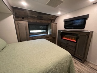 Image 12 for Mountain Laurel -34 ft Ventura Sporttrek  Bunkhous