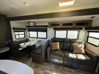 Image 1 for Mountain Laurel -34 ft Ventura Sporttrek  Bunkhous