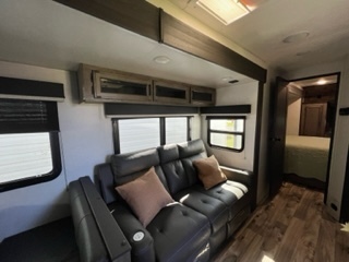 Image 15 for Mountain Laurel -34 ft Ventura Sporttrek  Bunkhous