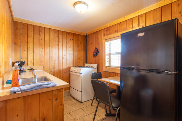 Image 3 for 21) Single Queen Bed with Kitchenette