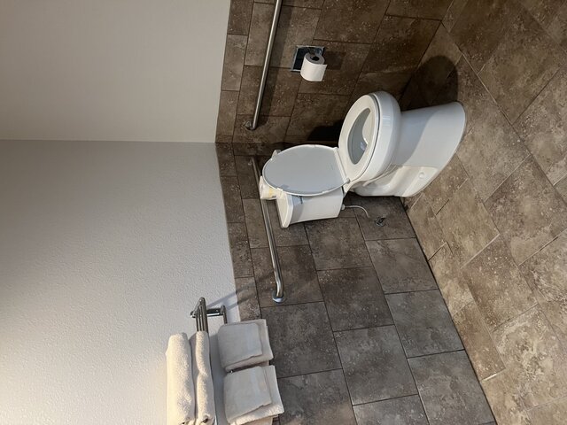 Image 5 for 40) One Queen (ADA)