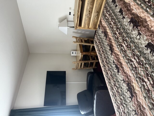 Image 2 for 32) King Suite