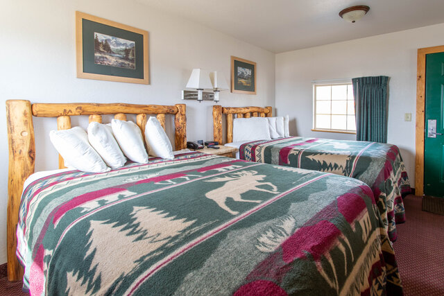 Image 2 for 14) Two Queen Beds with Kitchen