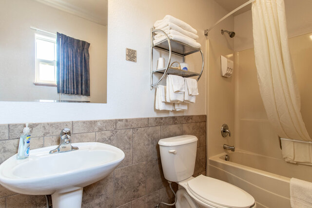 Image 5 for 16) Two Queen Beds with Kitchen