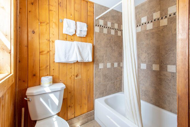 Image 4 for 22) Single Queen Bed with Kitchenette