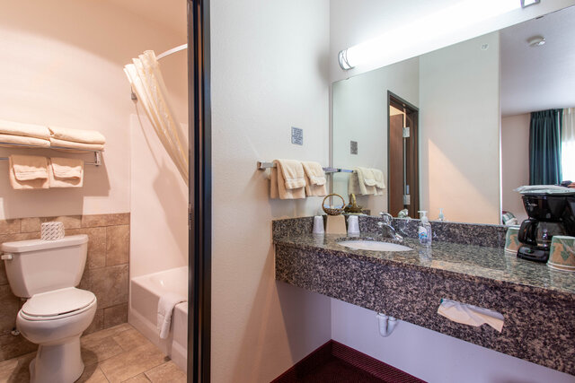 Image 3 for 42) King Suite