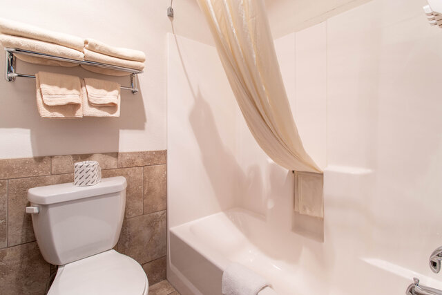 Image 4 for 42) King Suite