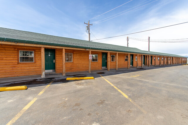 Image 8 for 16) Two Queen Beds with Kitchen