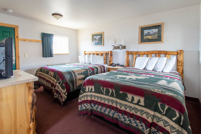 Image 1 for 16) Two Queen Beds with Kitchen