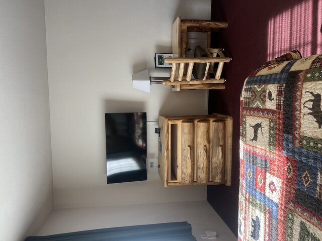 Image 2 for 40) One Queen (ADA)