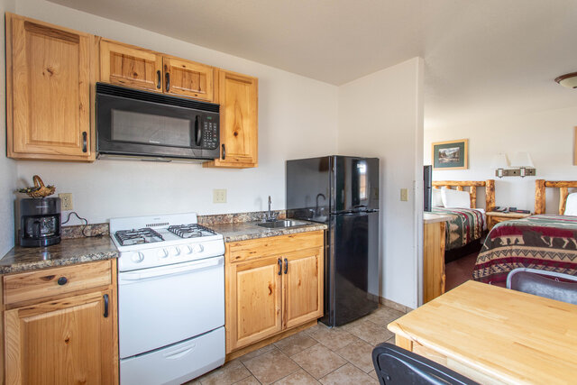 Image 3 for 17) Two Queen Beds with Kitchen