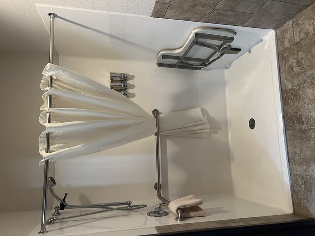 Image 4 for 40) One Queen (ADA)