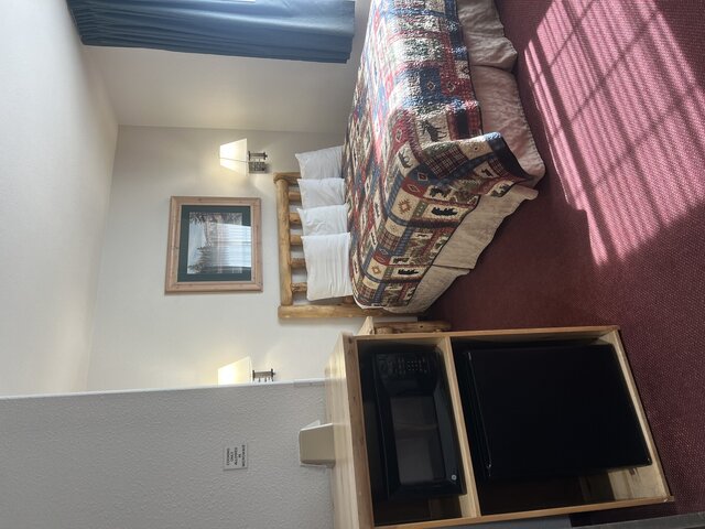 Image 1 for 40) One Queen (ADA)