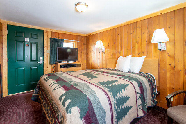 Image 2 for 19) Single Queen Bed with Kitchenette