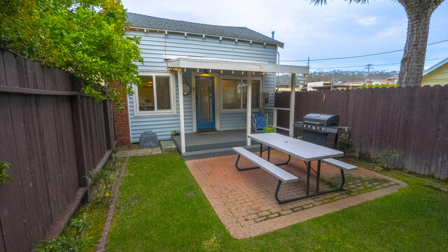 Image 2 for Blue Cottage (Seahorse) "Middle Unit" 265